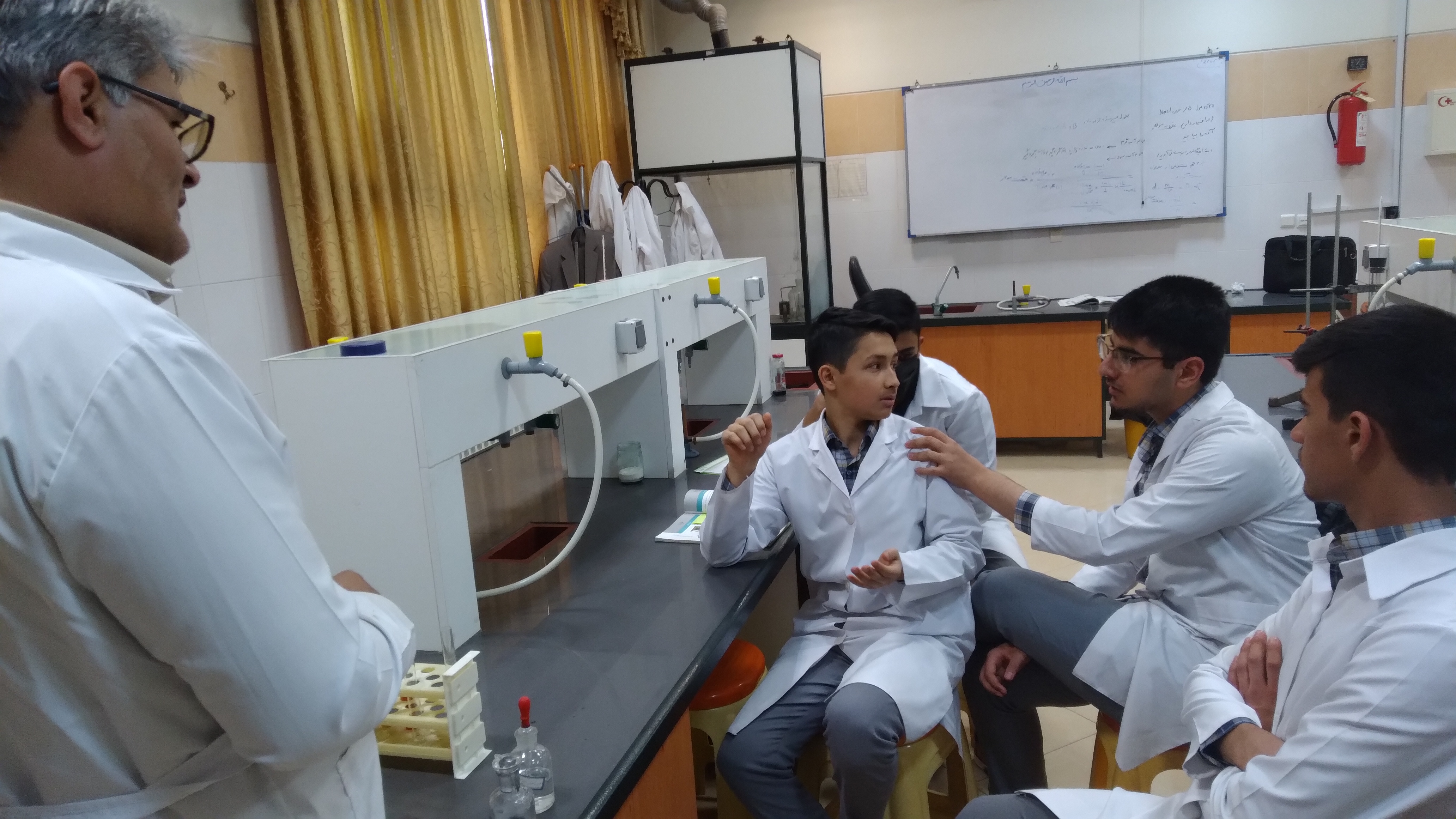 آمادگی دانش آموزان منتخب واحد۱۰ جهت شرکت در مسابقات علوم آزمایشگاهی متوسطه دوم