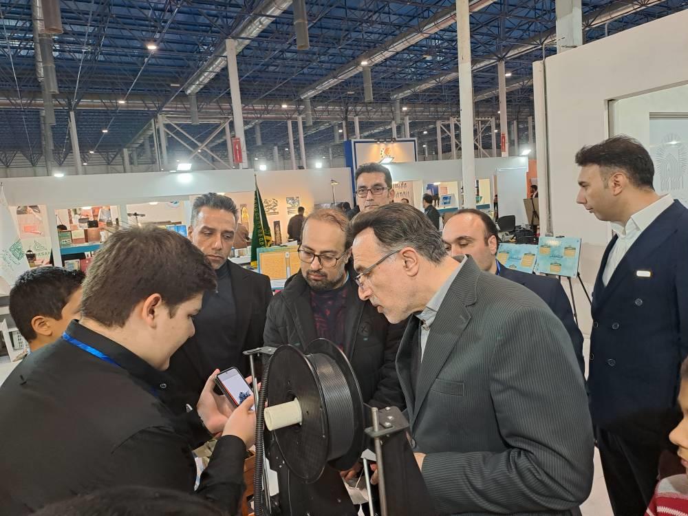 بازدید مدیر کل سازمان صنعت معدن تجارت استان خراسان رضوی از غرفه بنیاد فرهنگی رضوی در نمایشگاه